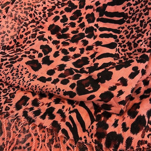 Pink cheetah scarf - Picture 4 of 6